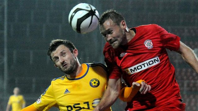 Jiří Krejčí (vlevo) z Jihlavy a Karel Kroupa z Brna v utkání 13. kola fotbalové Gambrinus ligy. Jiří Krejčí (vlevo) z Jihlavy a Karel Kroupa z Brna v utkání 13. kola fotbalové Gambrinus ligy.