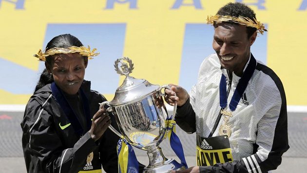 Vítězové bostnoského maratónu Lemi Berhanu a Atsede Baysaová. Vítězové bostnoského maratónu Lemi Berhanu a Atsede Baysaová.