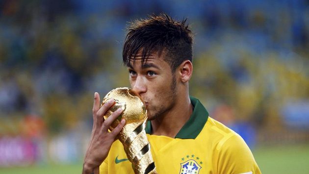 Brazilec Neymar líbá trofej pro vítěze Poháru FIFA. Brazilec Neymar líbá trofej pro vítěze Poháru FIFA.