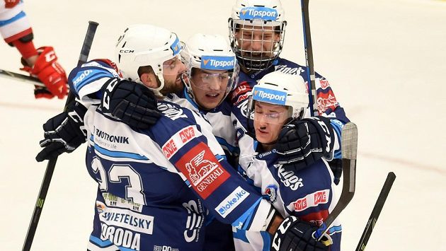 Plzeňští hokejisté se radují z gólu na ledě Třince. Plzeňští hokejisté se radují z gólu na ledě Třince.