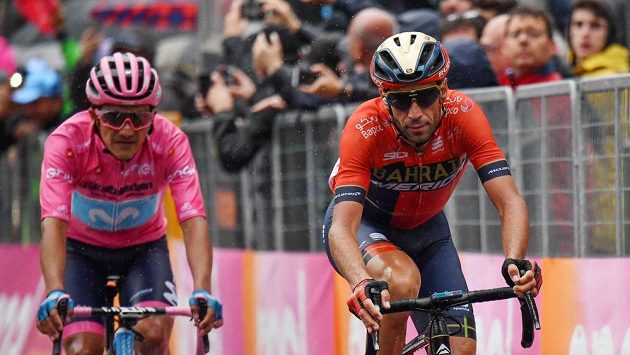 Ital Vincenzo Nibali (vpravo) a Richard Carapaz z Ekvádoru při 16. etapě Giro d'Italia. Ital Vincenzo Nibali (vpravo) a Richard Carapaz z Ekvádoru při 16. etapě Giro d'Italia.