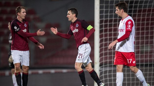 Sparťané David Lafata (uprostřed) a Lukáš Juliš oslavují gól na 3:0 během odvetného utkání osmifinále MOL Cupu proti Pardubicím. Sparťané David Lafata (uprostřed) a Lukáš Juliš oslavují gól na 3:0 během odvetného utkání osmifinále MOL Cupu proti Pardubicím.