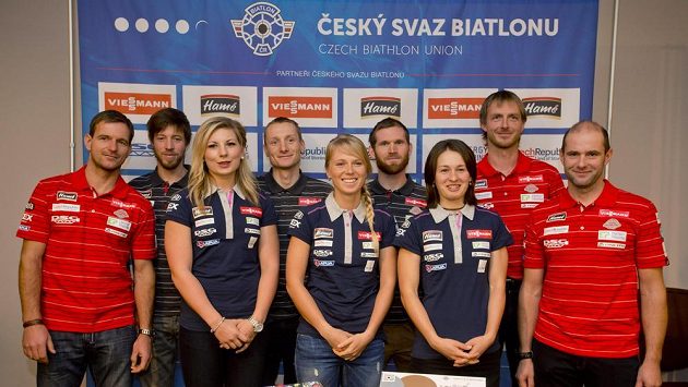 Čeští biatlonoví reprezentanti spolu s trenéry na tiskové konferenci před zahájením sezóny. Čeští biatlonoví reprezentanti spolu s trenéry na tiskové konferenci před zahájením sezóny.
