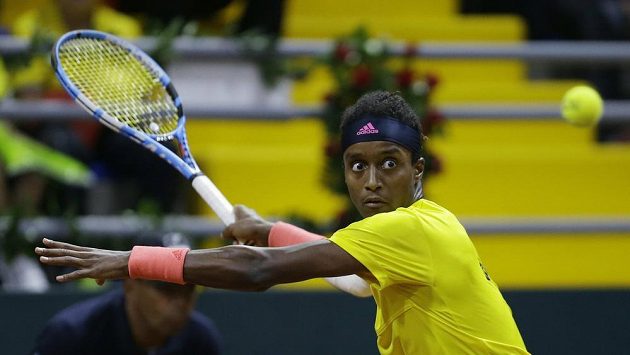 Švéd Mikel Ymer v utkání Davis Cupu proti Kolumbii. Švéd Mikel Ymer v utkání Davis Cupu proti Kolumbii.