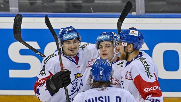 Střelec druhého gólu českého týmu David Tomášek (vlevo) se raduje se svými spoluhráči. Střelec druhého gólu českého týmu David Tomášek (vlevo) se raduje se svými spoluhráči.