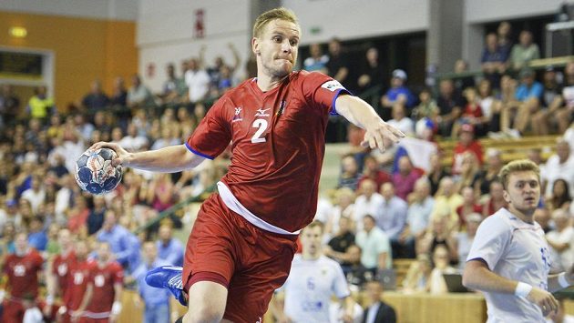Český hráč Jakub Hrstka zakončuje akci během úvodního utkání play off kvalifikace MS házenkářů proti Rusku. Český hráč Jakub Hrstka zakončuje akci během úvodního utkání play off kvalifikace MS házenkářů proti Rusku.