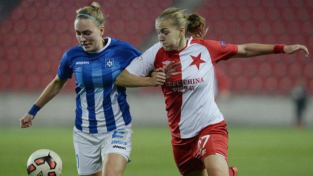 Zleva Anna Baldursdóttirová ze Stjarnanu a Tereza Kožárová ze Slavie v utkání Ligy mistrů. Zleva Anna Baldursdóttirová ze Stjarnanu a Tereza Kožárová ze Slavie v utkání Ligy mistrů.