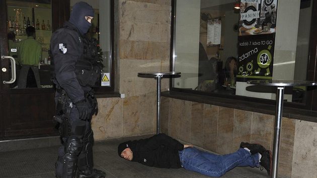 Policie zasáhla v centru Plzně proti agresivním fanouškům CSKA Moskva. Policie zasáhla v centru Plzně proti agresivním fanouškům CSKA Moskva.