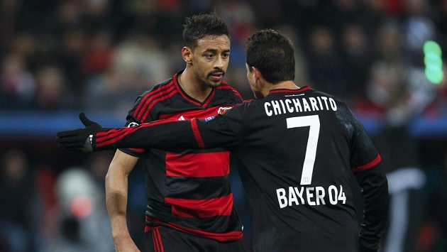 Karim Bellarabi a Javier Hernandez z Leverkusenu při utkání s Barcelonou. Karim Bellarabi a Javier Hernandez z Leverkusenu při utkání s Barcelonou.