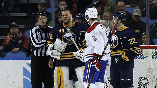 Brankář Buffala Robin Lehner (druhý zleva) pozoruje brankáře Montrealu Bena Scrivense na polovině hřiště. K bitce ale nedošlo. Brankář Buffala Robin Lehner (druhý zleva) pozoruje brankáře Montrealu Bena Scrivense na polovině hřiště. K bitce ale nedošlo.