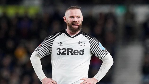 Wayne Rooney v dresu Derby County, kde působí jako hrající trenér. Wayne Rooney v dresu Derby County, kde působí jako hrající trenér.