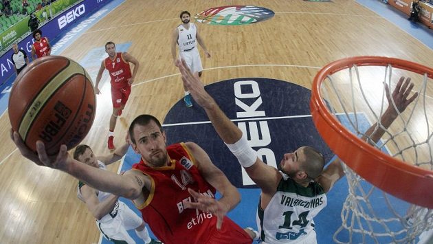 Litevský basketbalista Jonas Valanciunas (vpravo) ve výskoku s Belgičanem Sachou Massotem. Litevský basketbalista Jonas Valanciunas (vpravo) ve výskoku s Belgičanem Sachou Massotem.