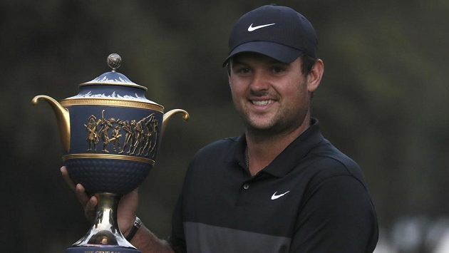 Golfista Patrick Reed s trofejí pro šampiona WGC-Mexico Championship. Golfista Patrick Reed s trofejí pro šampiona WGC-Mexico Championship.