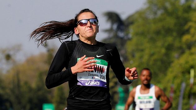 Francouzka Clemence Calvinová při pařížském maratonu. Francouzka Clemence Calvinová při pařížském maratonu.