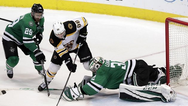 David Pastrňák (urpostřed) z Bostonu střílí rozhodující branku v utkání s Dallasem. Zabránit se mu v tom snaží obránce Stars Greg Pateryn (vlevo) a gólman Kari Lehtonen. David Pastrňák (urpostřed) z Bostonu střílí rozhodující branku v utkání s Dallasem. Zabránit se mu v tom snaží obránce Stars Greg Pateryn (vlevo) a gólman Kari Lehtonen.