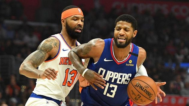 Basketbalista Los Angeles Clippers Paul George (13) a Marcus Morris Sr. (13) z New Yorku Knicks. Basketbalista Los Angeles Clippers Paul George (13) a Marcus Morris Sr. (13) z New Yorku Knicks.