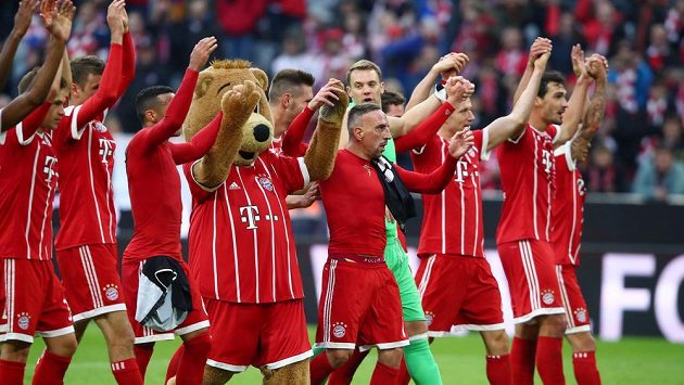 Radost fotbalistů Bayernu z výhry nad Mohučí. Radost fotbalistů Bayernu z výhry nad Mohučí.