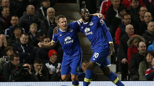 Hráči Evertonu Phil Jagielka a Romelu Lukaku slaví gól na hřišti Manchesteru United v utkání Premier League. Hráči Evertonu Phil Jagielka a Romelu Lukaku slaví gól na hřišti Manchesteru United v utkání Premier League.