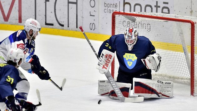Brankář Pardubic Ondřej Kacetl v akci Brankář Pardubic Ondřej Kacetl v akci