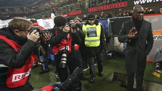 Clarence Seedorf při své premiéře v roli kouče AC Milán Clarence Seedorf při své premiéře v roli kouče AC Milán