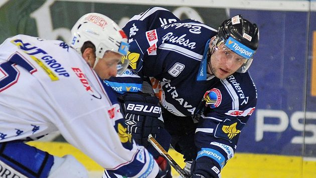Útočník Komety Tomáš Vondráček (vlevo) a vítkovický obránce Tomáš Pastor v utkání 41. kola hokejové Tipsport extraligy. Útočník Komety Tomáš Vondráček (vlevo) a vítkovický obránce Tomáš Pastor v utkání 41. kola hokejové Tipsport extraligy.