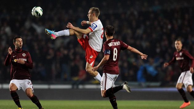 Plzeňský Daniel Kolář zpracovává míč před Markem Matějovským ze Sparty. Plzeňský Daniel Kolář zpracovává míč před Markem Matějovským ze Sparty.