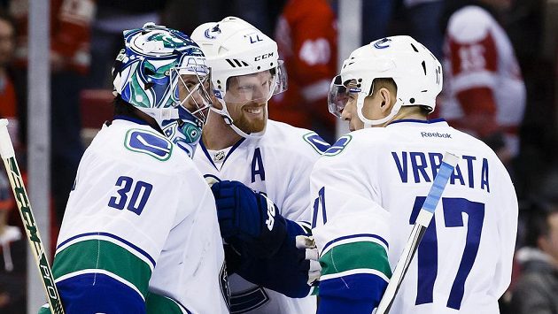 Radim Vrbata (vpravo) slaví výhru s Danielem Sedinem (uprostřed) a Ryanem Millerem. Radim Vrbata (vpravo) slaví výhru s Danielem Sedinem (uprostřed) a Ryanem Millerem.