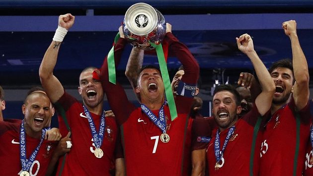 Portugalec Cristiano Ronaldo třímá nad hlavou trofej pro mistry Evropy. Portugalec Cristiano Ronaldo třímá nad hlavou trofej pro mistry Evropy.