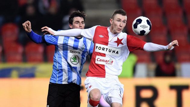Jaromír Zmrhal ze Slavie Praha a mladoboleslavský záložník Kamil Vacek bojují o míč. Jaromír Zmrhal ze Slavie Praha a mladoboleslavský záložník Kamil Vacek bojují o míč.