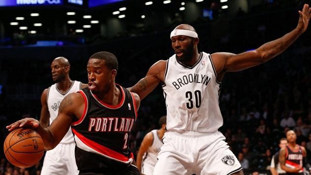 Jedním z tahounů Portlandu byl Wesley Matthews (vlevo) s 24 body. Jedním z tahounů Portlandu byl Wesley Matthews (vlevo) s 24 body.