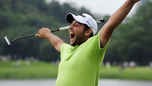 Alexander Levy se raduje z vítězství na Volvo China Open. Alexander Levy se raduje z vítězství na Volvo China Open.