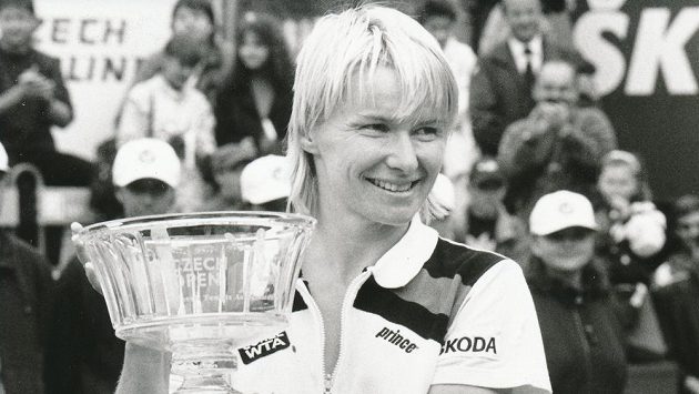Jana Novotná, bývalá česká profesionální tenistka a světová jednička v ženské čtyřhře, na Štvanici během turnaje Czech Open. Novotná dosáhla mnoha velkých úspěchů, v neděli 19. listopadu po těžké nemoci ve věku 49 let zemřela. Jana Novotná, bývalá česká profesionální tenistka a světová jednička v ženské čtyřhře, na Štvanici během turnaje Czech Open. Novotná dosáhla mnoha velkých úspěchů, v neděli 19. listopadu po těžké nemoci ve věku 49 let zemřela.
