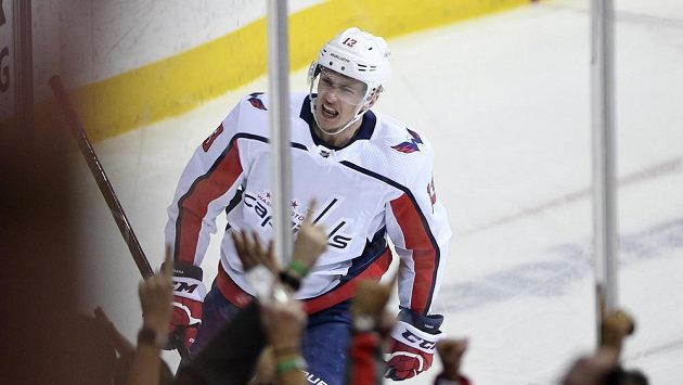 Levé křídlo Washingtonu Capitals Jakub Vrána slaví gól na 3:1 proti Philadelphii Flyers. Levé křídlo Washingtonu Capitals Jakub Vrána slaví gól na 3:1 proti Philadelphii Flyers.