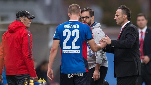 Plzeňský obránce Jan Baránek (vlevo) a trenér Viktorie Karel Krejčí, který v klubu prodloužil smlouvu. Plzeňský obránce Jan Baránek (vlevo) a trenér Viktorie Karel Krejčí, který v klubu prodloužil smlouvu.