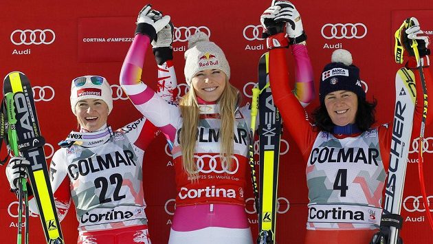 Američanka Lindsey Vonnová (uprostřed) po výhře v nedělním sjezdu v Cortině, vlevo Rakušanka Elisabeth Görglová a na třetím stupínku Daniela Merighettiová, která si o den později při super-G zlomila čelist nárazem do branky. Američanka Lindsey Vonnová (uprostřed) po výhře v nedělním sjezdu v Cortině, vlevo Rakušanka Elisabeth Görglová a na třetím stupínku Daniela Merighettiová, která si o den později při super-G zlomila čelist nárazem do branky.