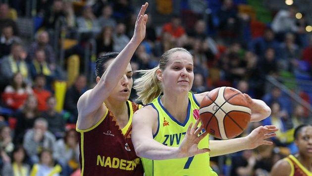 Alena Hanušová v dresu USK (vpravo) při duelu Evropské ligy s Orenburgem. Alena Hanušová v dresu USK (vpravo) při duelu Evropské ligy s Orenburgem.