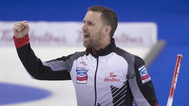 Kanadský skip Brad Gushue jásá, jeho tým získal titul. Kanadský skip Brad Gushue jásá, jeho tým získal titul.