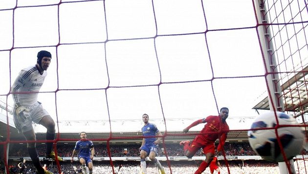 Petr Čech lovil ze sítě míč dvakrát. Petr Čech lovil ze sítě míč dvakrát.