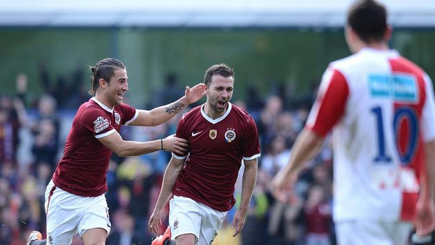 Sparťan Josef Hušbauer (druhý zleva) se raduje se středopolařem Lukášem Váchou ze vstřelení gólu proti Slavii. Vpravo záložník červenobílých Damien Boudjemaa. Sparťan Josef Hušbauer (druhý zleva) se raduje se středopolařem Lukášem Váchou ze vstřelení gólu proti Slavii. Vpravo záložník červenobílých Damien Boudjemaa.