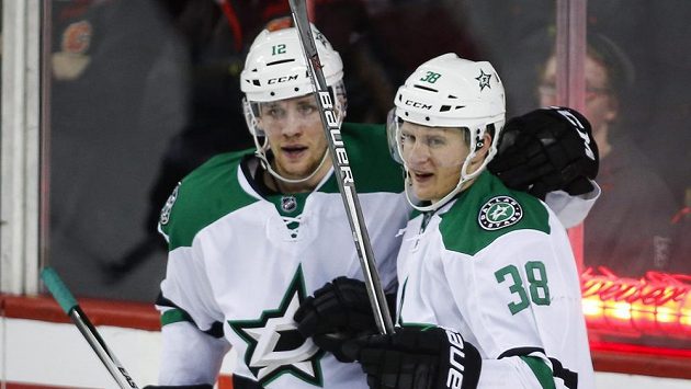 Lauri Korpikoski (vpravo) a Radek Faksa z Dallasu na ilustračním snímku z utkání v Calgary. Lauri Korpikoski (vpravo) a Radek Faksa z Dallasu na ilustračním snímku z utkání v Calgary.