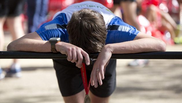 Jeden z unavených účastníků Londýnského maratónu v cíli. Jeden z unavených účastníků Londýnského maratónu v cíli.