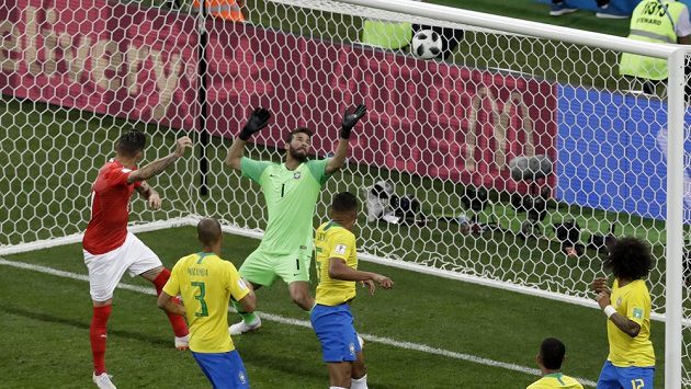 Švýcar Steven Zuber překonává hlavičkou gólmana Brazílie Alissona Beckera. Švýcar Steven Zuber překonává hlavičkou gólmana Brazílie Alissona Beckera.
