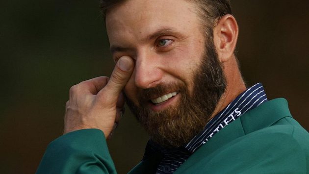 Slzy štěstí. V zeleném saku pro krále golfového Masters neudržel Dustin Johnson emoce. Slzy štěstí. V zeleném saku pro krále golfového Masters neudržel Dustin Johnson emoce.