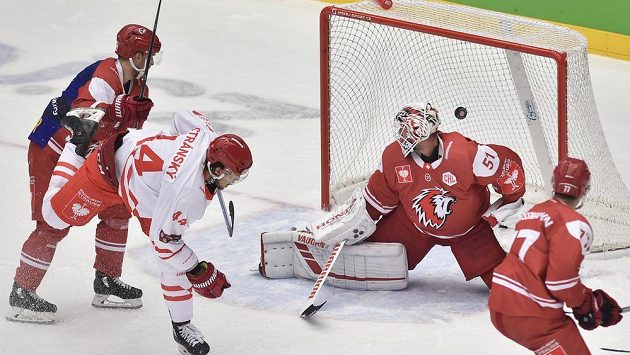 Vítězný gól hokejistů Třince v prodloužení duelu Ligy mistrů s Lausanne. Zleva Christoph Bertschy z Lausanne, autor gólu Matěj Stránský z Třince, překonaný brankář Tobias Stephan a Robin Grossmann z Lausanne. Vítězný gól hokejistů Třince v prodloužení duelu Ligy mistrů s Lausanne. Zleva Christoph Bertschy z Lausanne, autor gólu Matěj Stránský z Třince, překonaný brankář Tobias Stephan a Robin Grossmann z Lausanne.