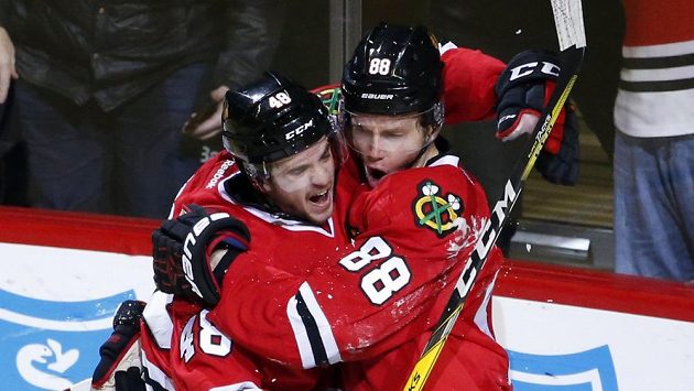 Radost. Patrick Kane (vpravo) z Chicaga a Vinnie Hinostroza a oslava gólu po povedené akci hráče s číslem 88. Radost. Patrick Kane (vpravo) z Chicaga a Vinnie Hinostroza a oslava gólu po povedené akci hráče s číslem 88.