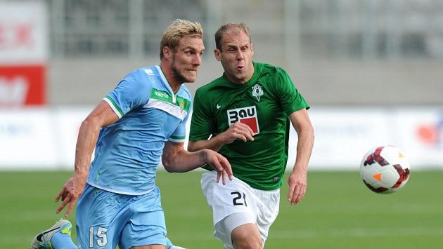 Damien Perquis z Betisu (vlevo) a jablonecký útočník Michal Hubník během utkání play off Evropské ligy. Damien Perquis z Betisu (vlevo) a jablonecký útočník Michal Hubník během utkání play off Evropské ligy.