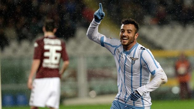 Felipe Anderson z Lazia oslavuje trefu proti Turínu ve 27. kole italské ligy. Felipe Anderson z Lazia oslavuje trefu proti Turínu ve 27. kole italské ligy.