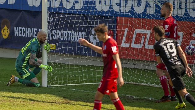 Druhý gól Českých Budějovic, vlevo brankář Olomouce Matúš Macík. Druhý gól Českých Budějovic, vlevo brankář Olomouce Matúš Macík.
