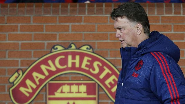 Louis van Gaal přichází na lavičku před pohárovým duelem se Sheffieldem United. Louis van Gaal přichází na lavičku před pohárovým duelem se Sheffieldem United.