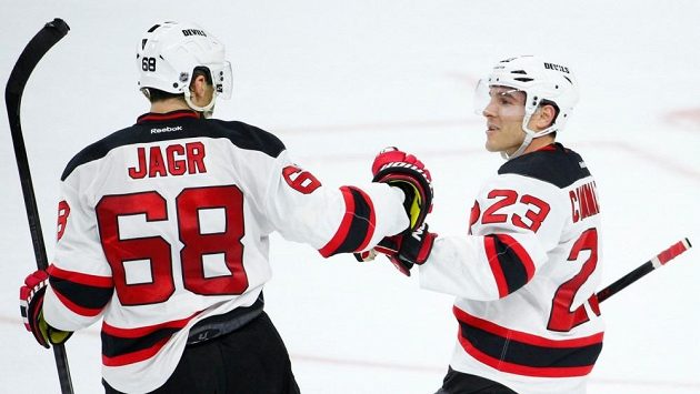 Útočníci New Jersey Devils Jaromír Jágr (vlevo) a Mike Cammalleri slaví gól do sítě Philadelphie. Útočníci New Jersey Devils Jaromír Jágr (vlevo) a Mike Cammalleri slaví gól do sítě Philadelphie.